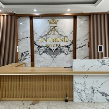 LÀM BACKDROP QUẦY LỄ TÂN KHÁCH SẠN GIÁ RẺ